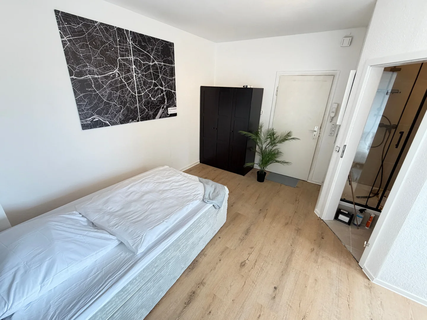 Habitación estudiantil amplia y cómoda en