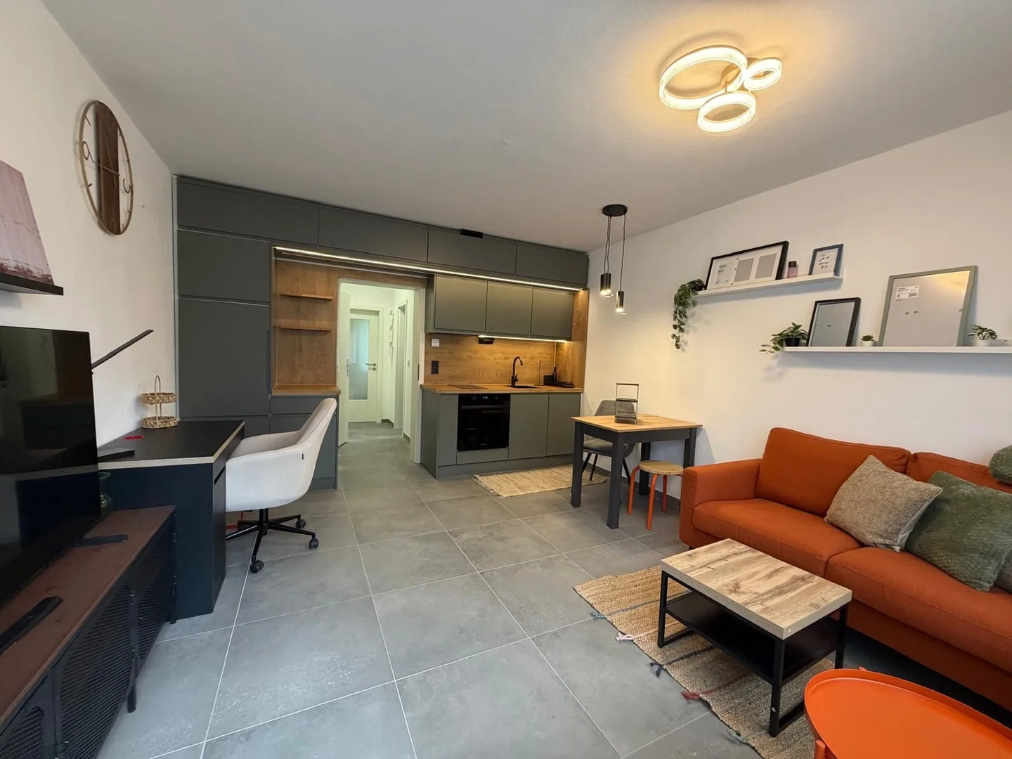 Comfortable and spacious student room in 