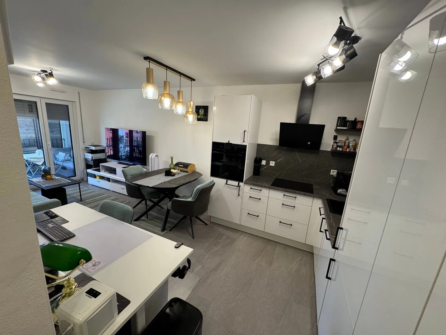 'de modern olanaklara sahip öğrenci dostu oda