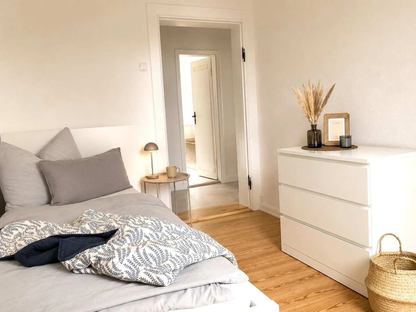 Affordable room for students with ample lighting in 