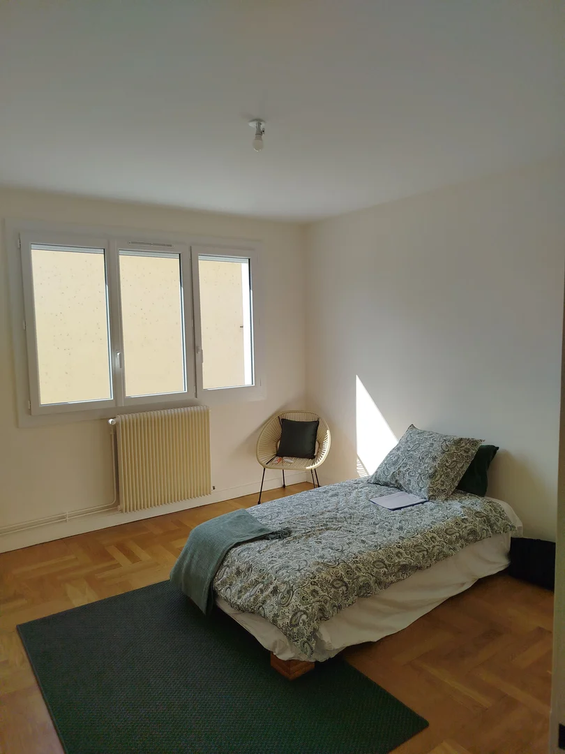 Studentenzimmer in mit Arbeitsbereich und Gemeinschaftseinrichtungen