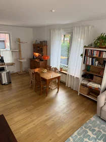 Entire apartment at Manfred-von-Richthofen-Straße, image 8 of 16
