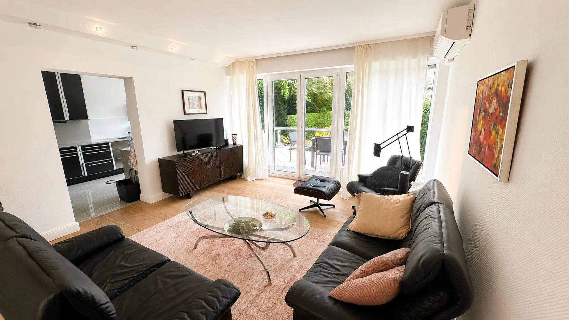 Bright and airy student room with easy university access in 