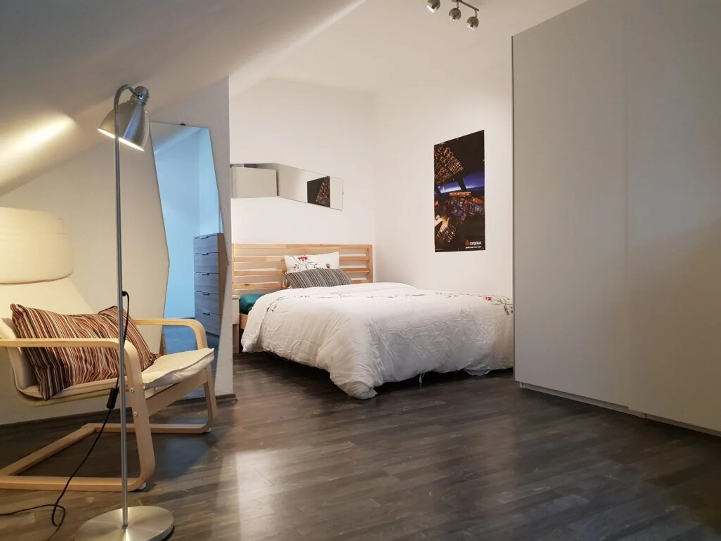 Quarto de estudante económico perto do campus em 