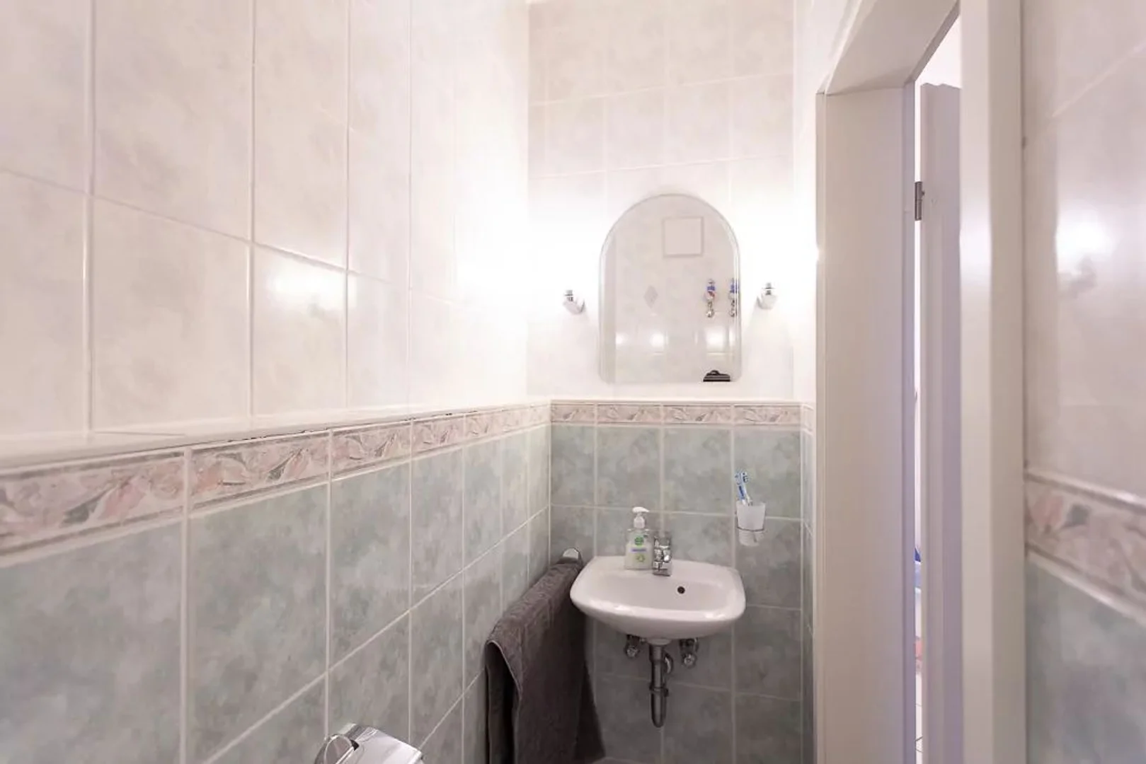 Quarto acessível para estudantes com iluminação ampla em 