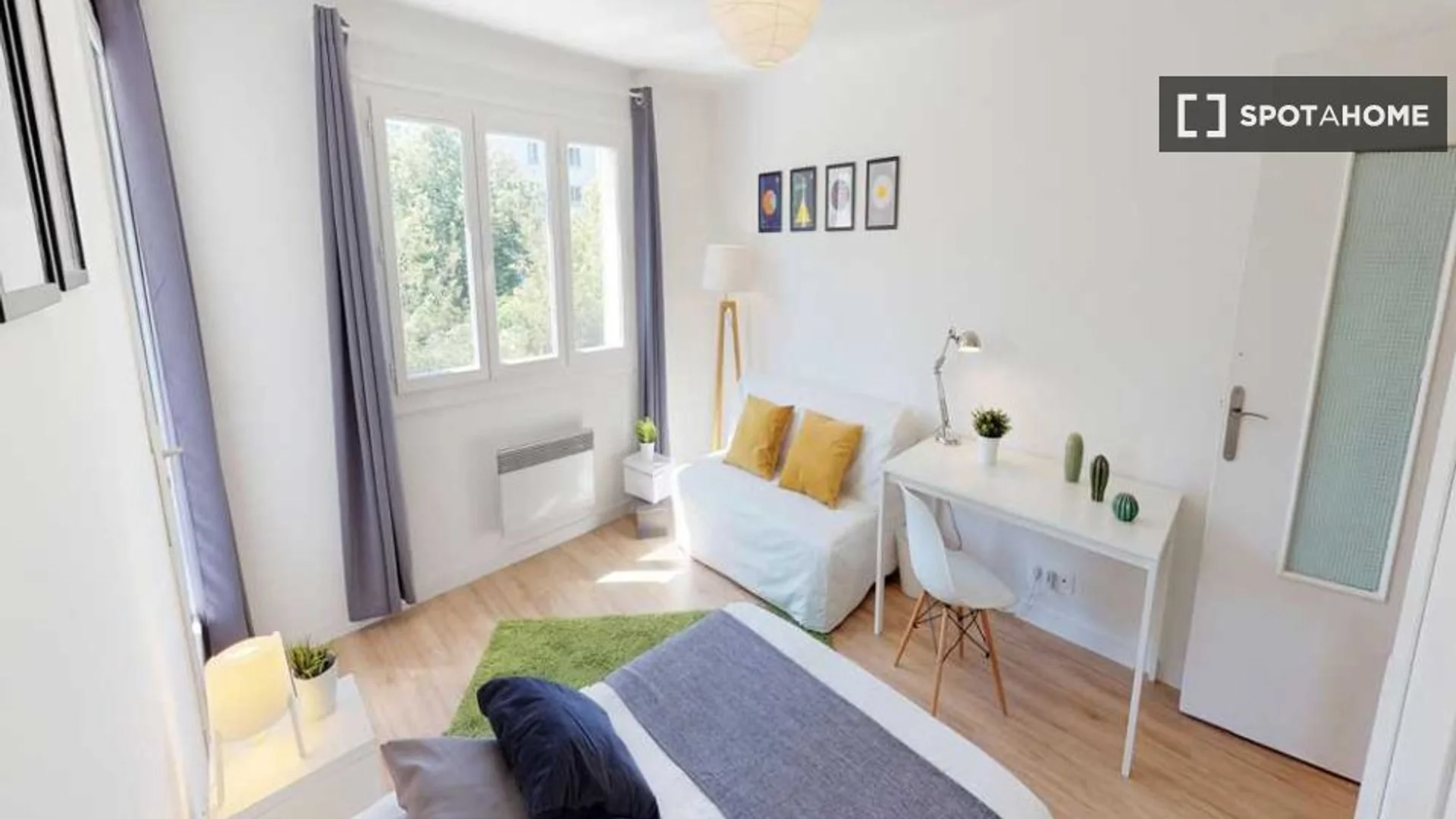 Habitación estudiantil funcional perfecta para estudiar en 