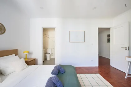 Chambre privée à Rua República da Bolívia, image 5 de 40