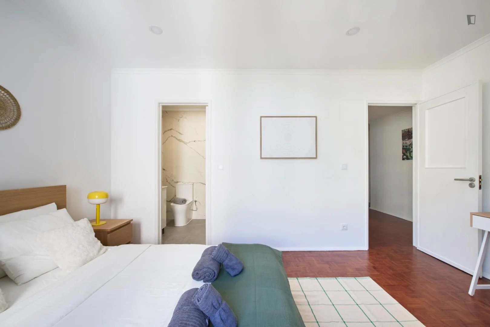 Chambre d'étudiant à  avec espace d'étude et installations communes