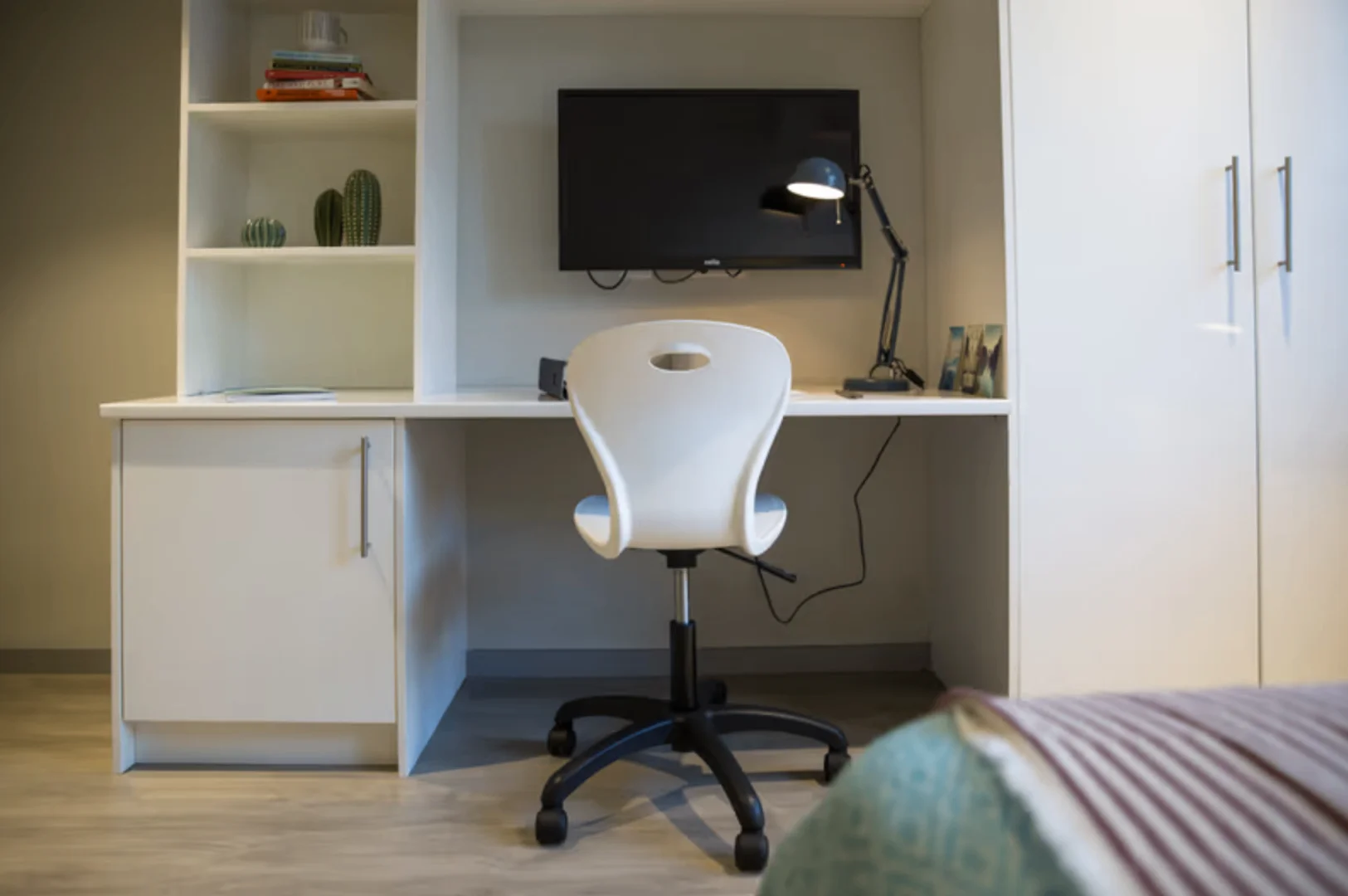 Apartamento estúdio acessível com características essenciais em 
