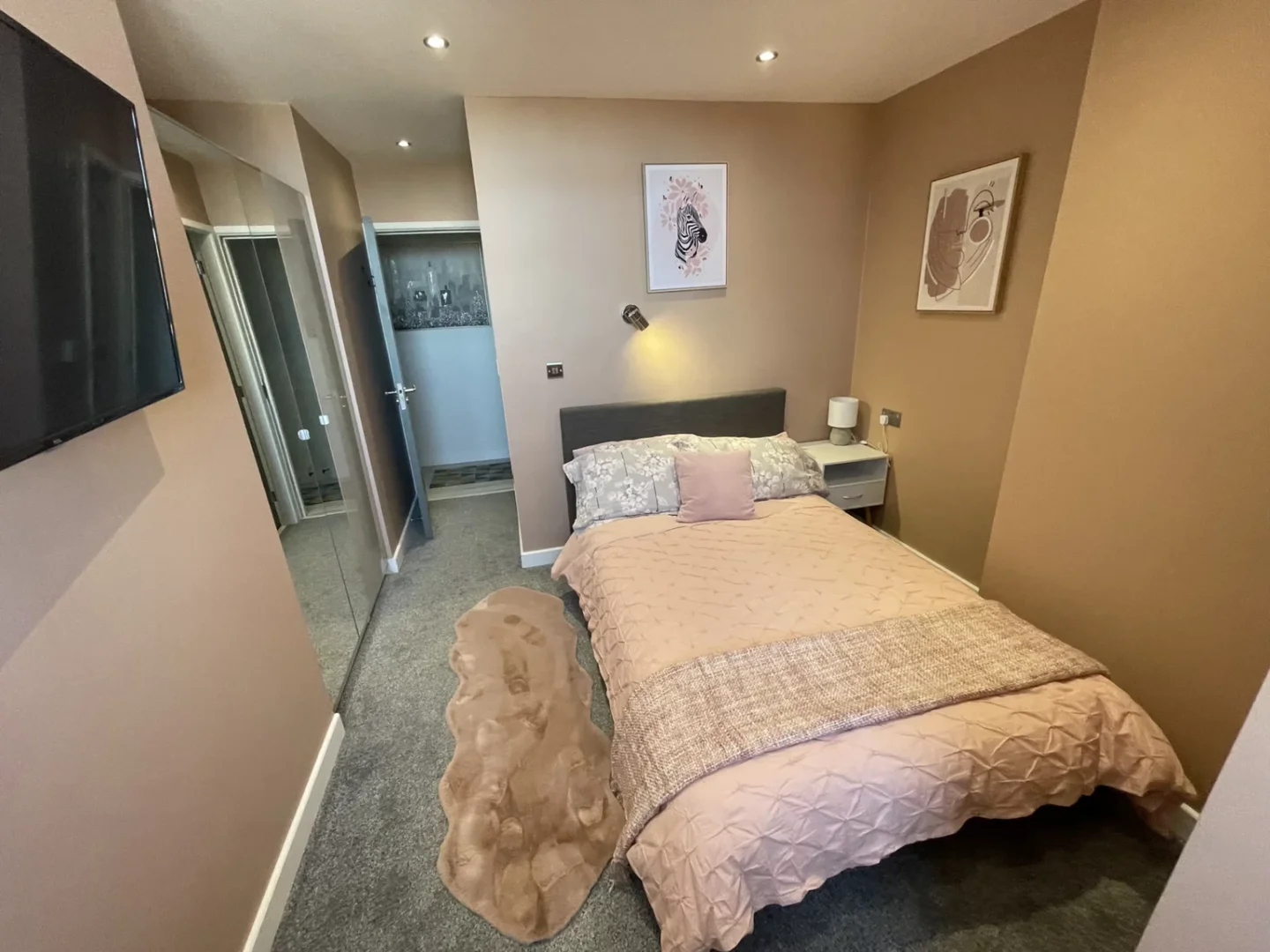 Habitación estudiantil amplia y cómoda en