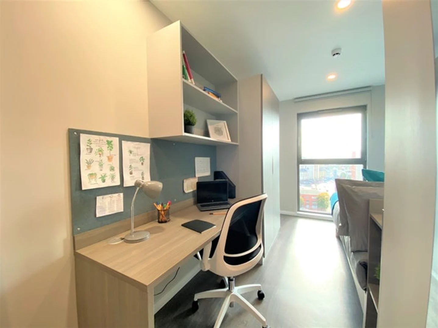 Quarto de estudante em  com área de estudo e instalações partilhadas