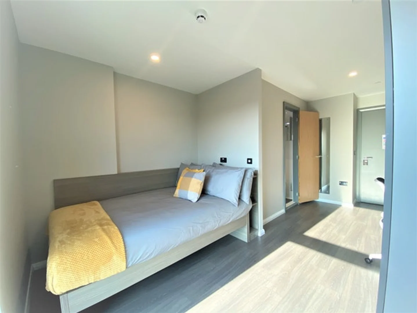 Quarto para alugar em apartamento de estudantes em , totalmente mobilado