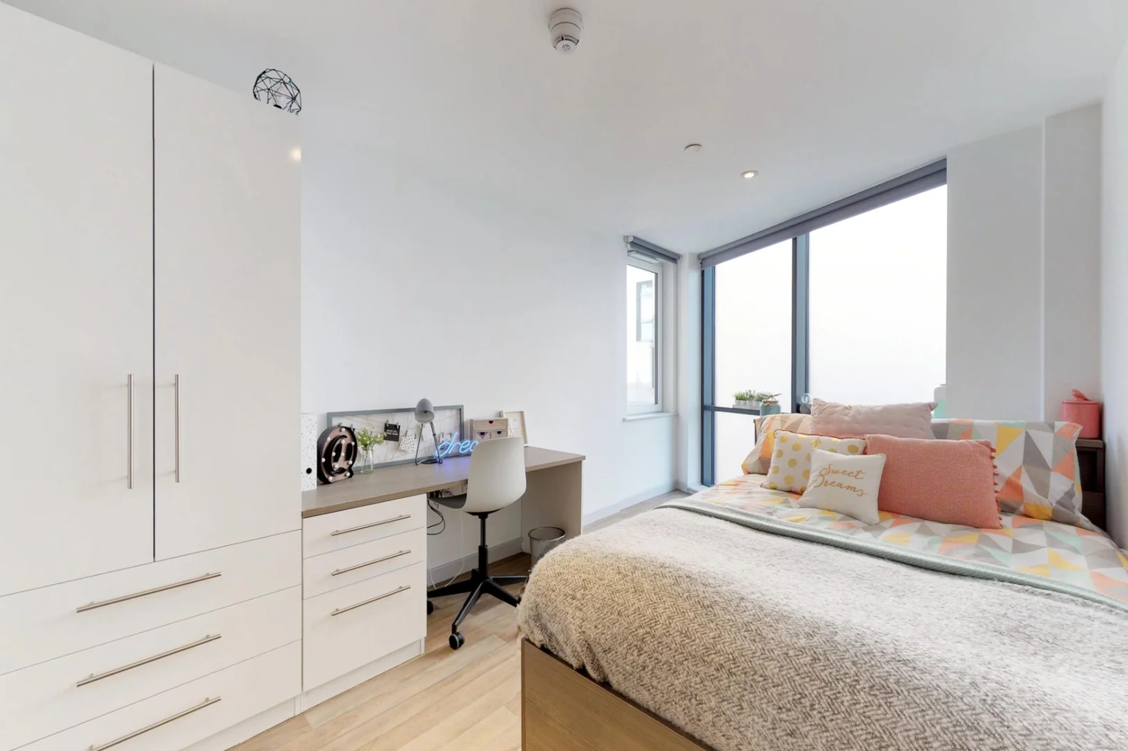 Room for rent in student apartment in , fully furnished