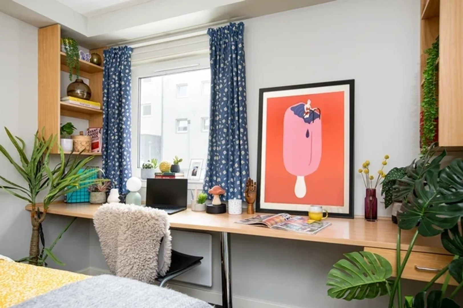 Habitación estudiantil funcional perfecta para estudiar en