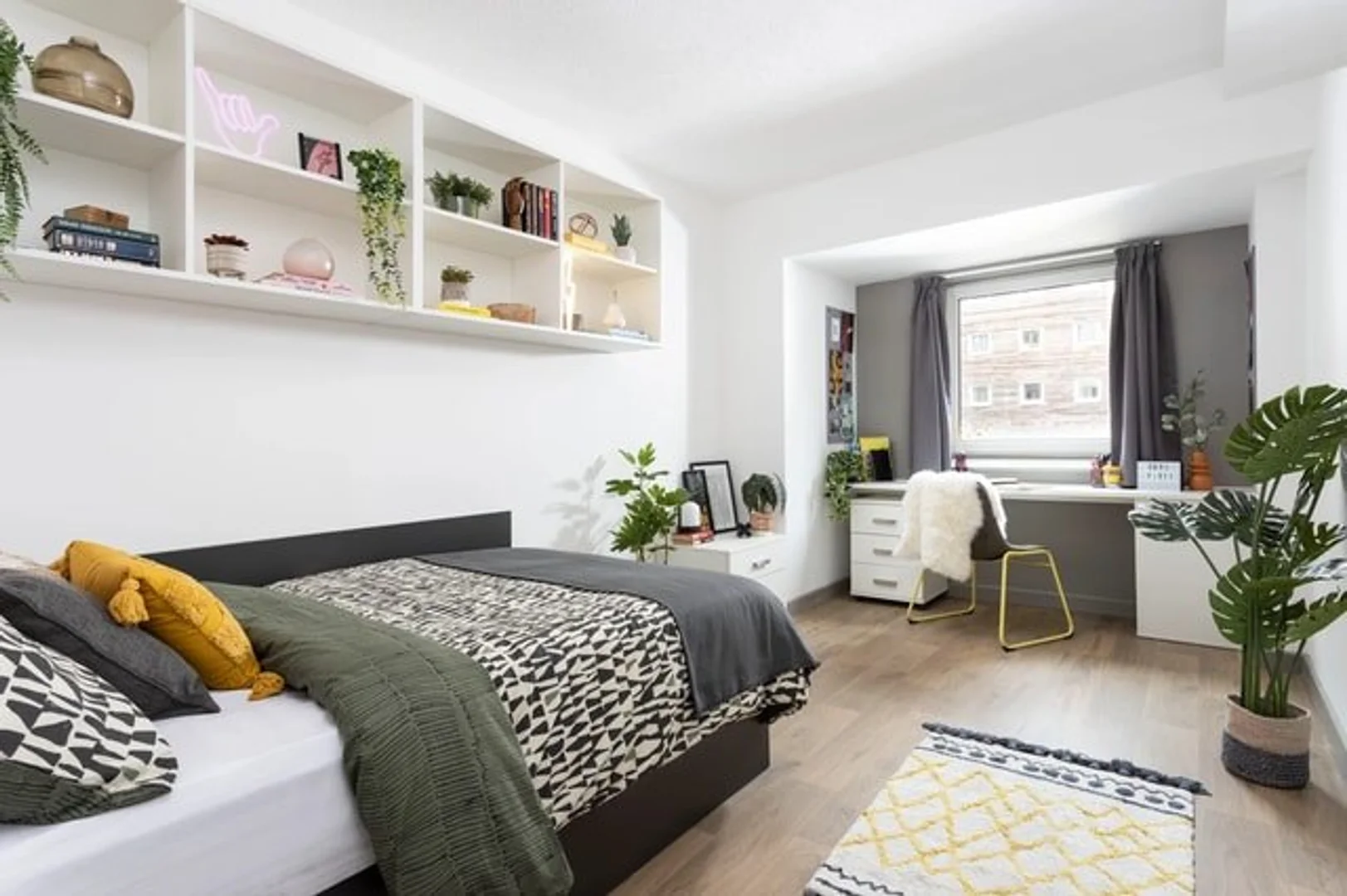 Habitación estudiantil luminosa y aireada con fácil acceso a la universidad en 
