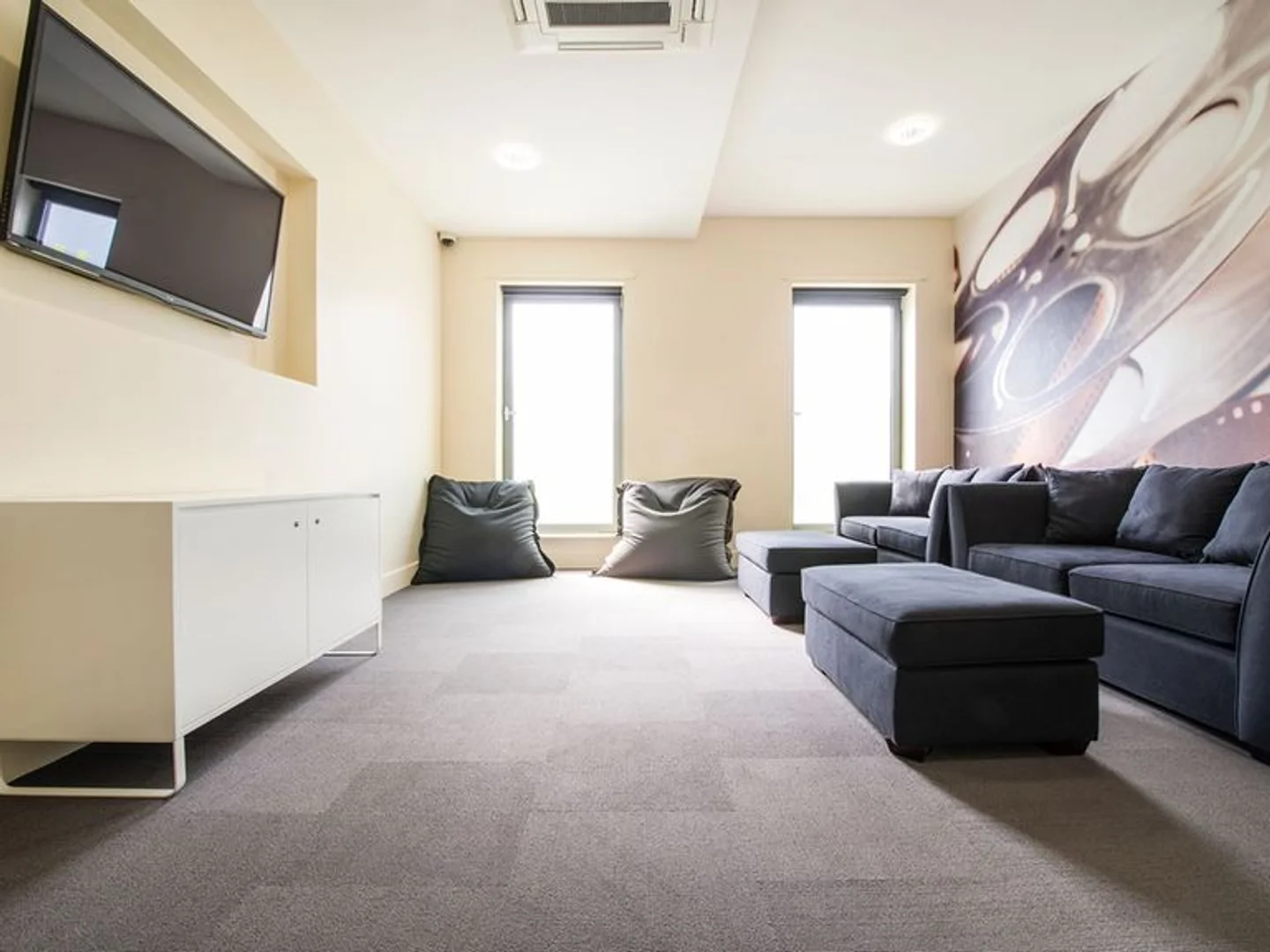 Habitación estudiantil funcional perfecta para estudiar en 