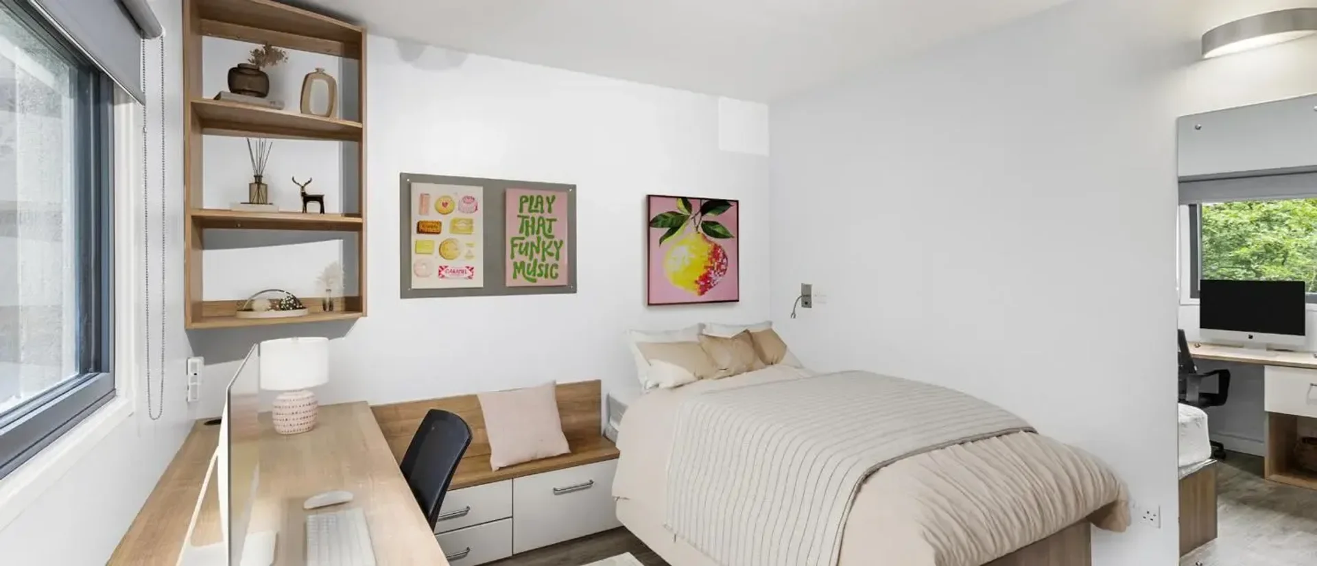 Quarto acessível para estudantes com iluminação ampla em 