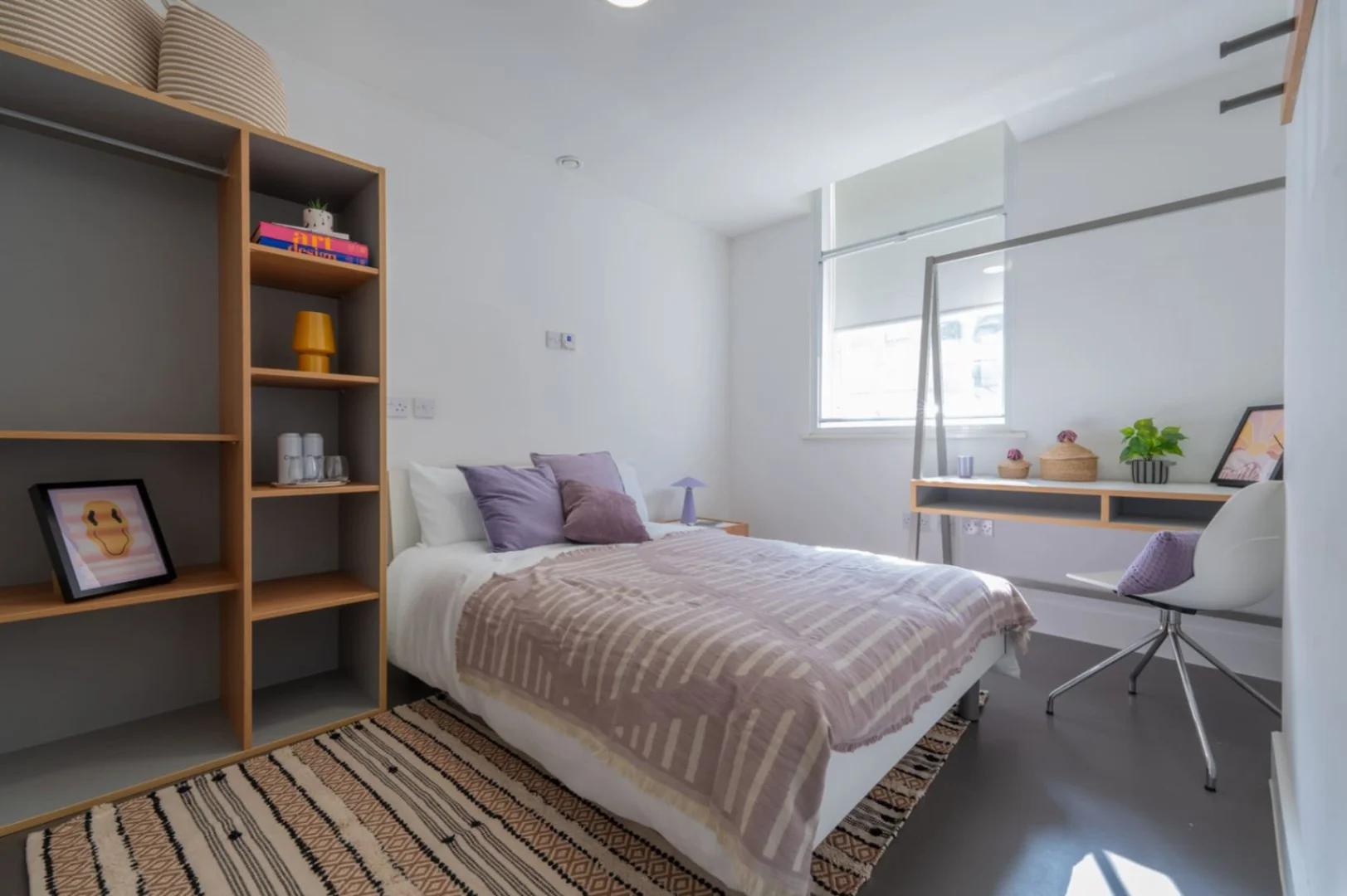 Chambre d'étudiant lumineuse et aérée avec accès facile à l'université dans