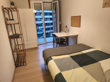 Chambre privée à Rúa de Venezuela, image 1 de 9