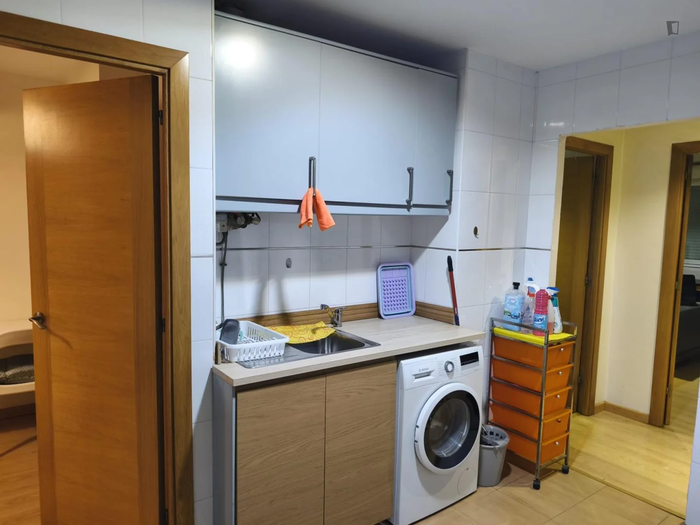 Chambre d'étudiant à  avec espace d'étude et installations communes