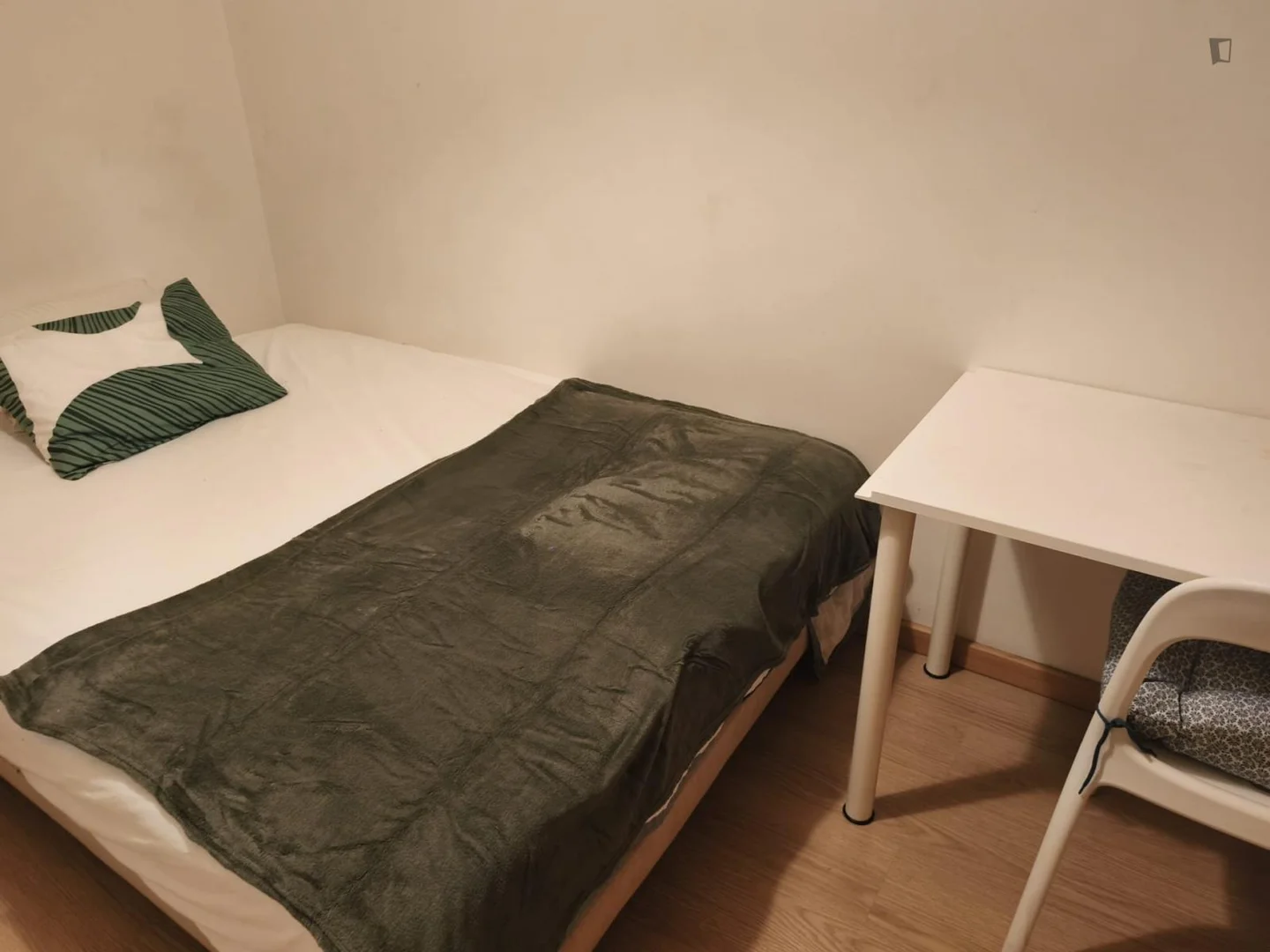 Chambre d'étudiant à  avec espace d'étude et installations communes