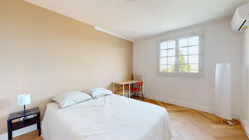 Quarto privado em 42 Rue Des Chasseurs, imagem 1 de 10