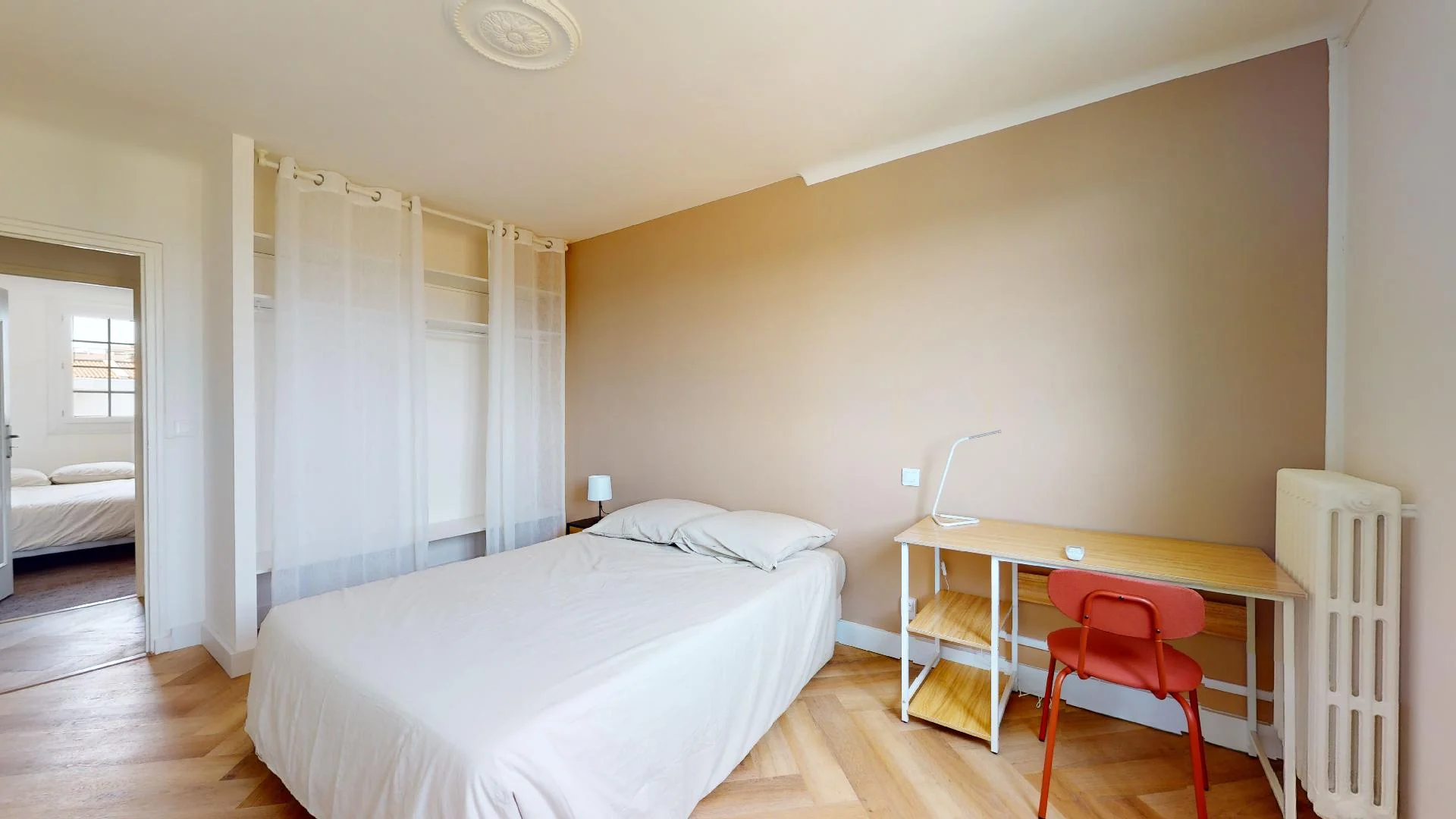 Quarto de estudante luminoso e arejado com acesso fácil à universidade em 