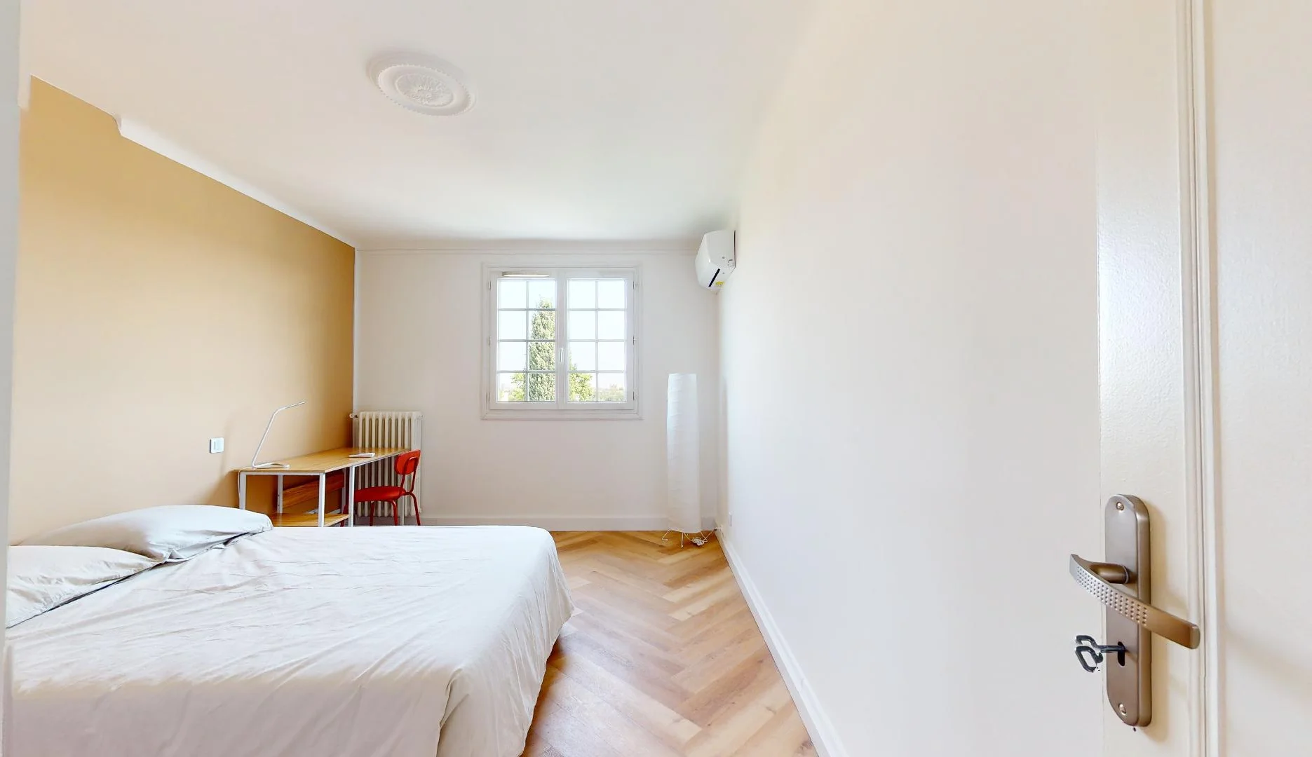 Quarto de estudante em  com área de estudo e instalações partilhadas