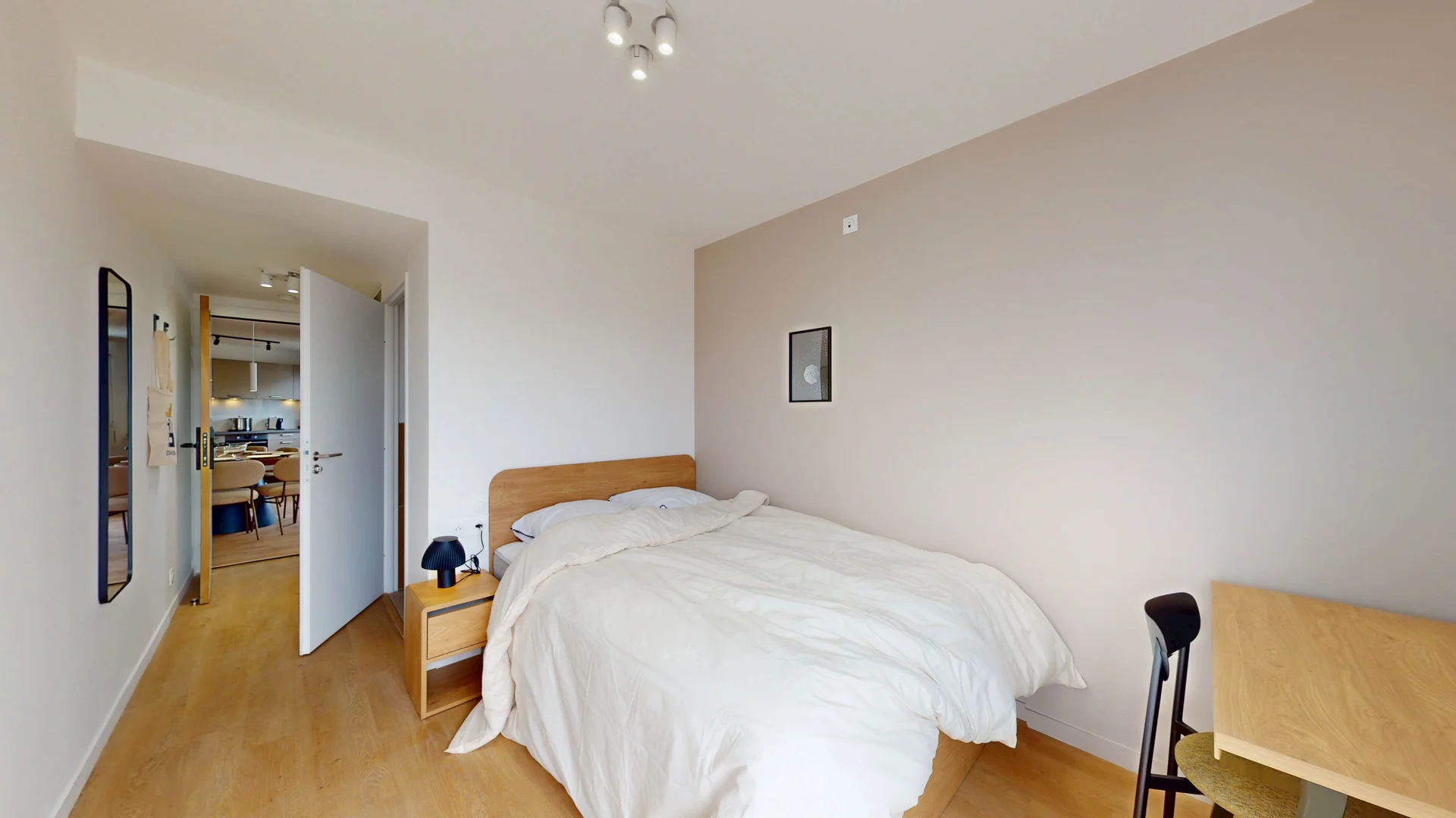 Chambre abordable pour les étudiants avec un bon éclairage dans 