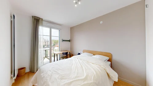 Chambre privée à Rue Hoche, image 1 de 10