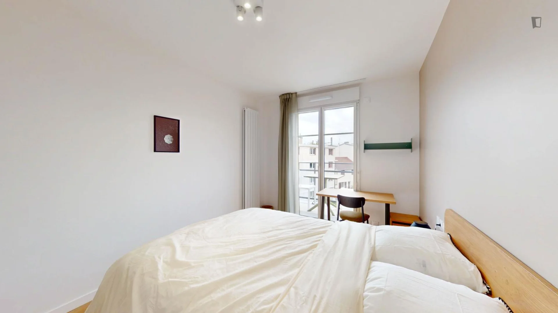 Chambre confortable pour étudiants disponible dans 
