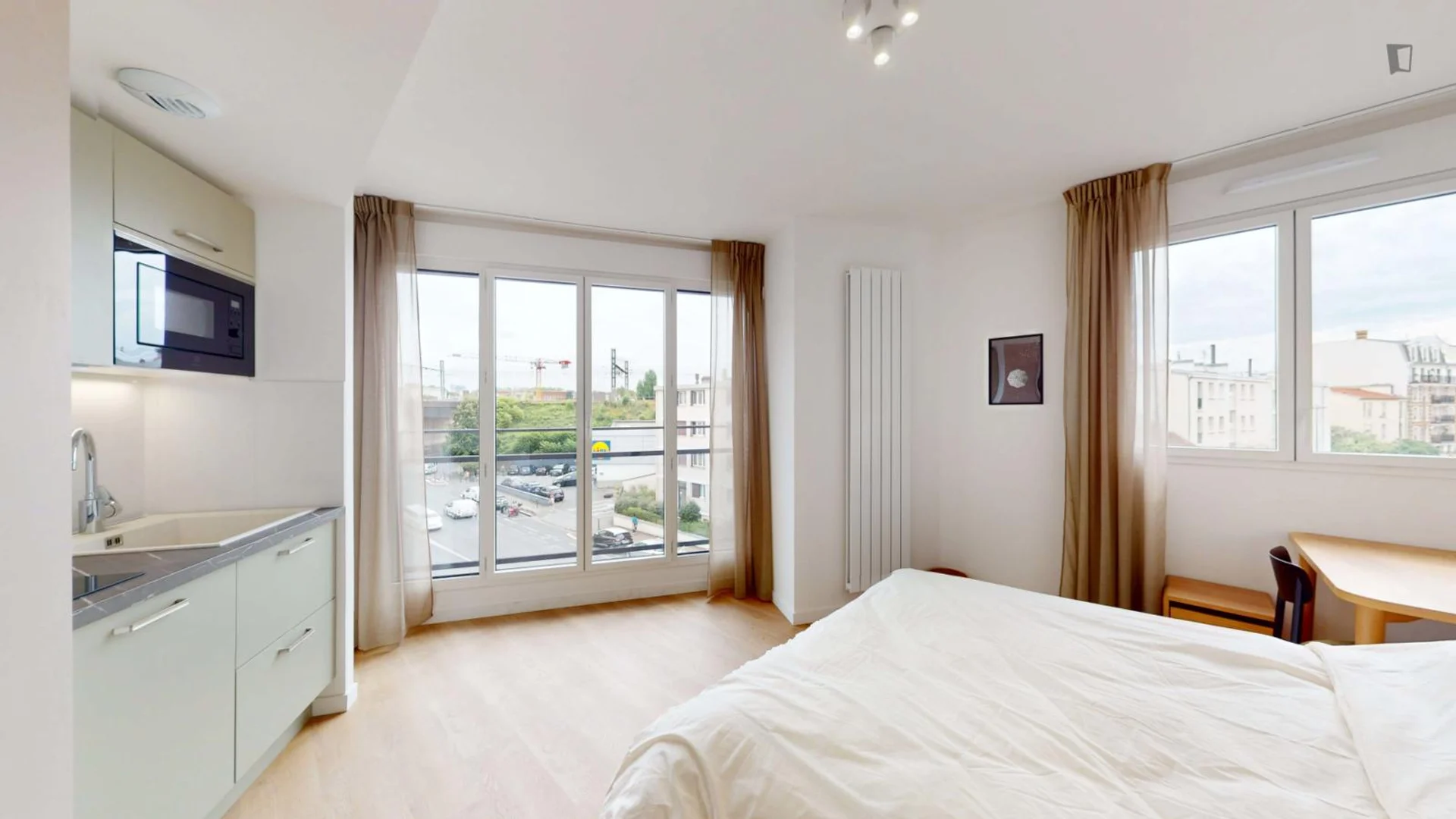 Chambre d'étudiant à  avec espace d'étude et installations communes