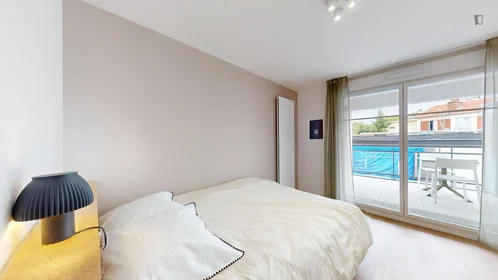 Chambre privée à Rue Hoche, image 1 de 24