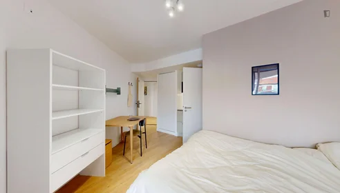 Chambre privée à Rue Hoche, image 4 de 23