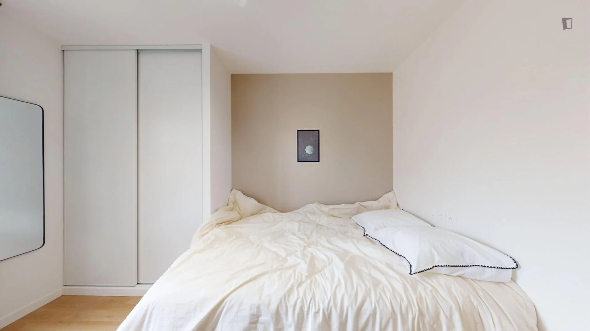 Chambre confortable pour étudiants disponible dans 