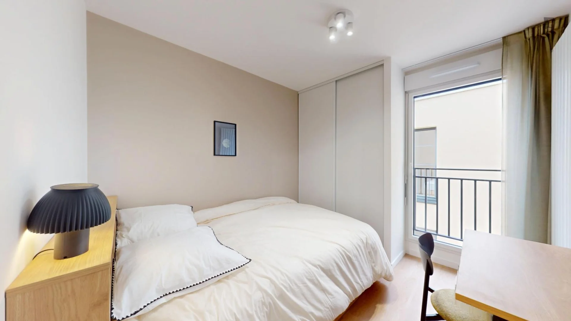 Chambre abordable pour les étudiants avec un bon éclairage dans