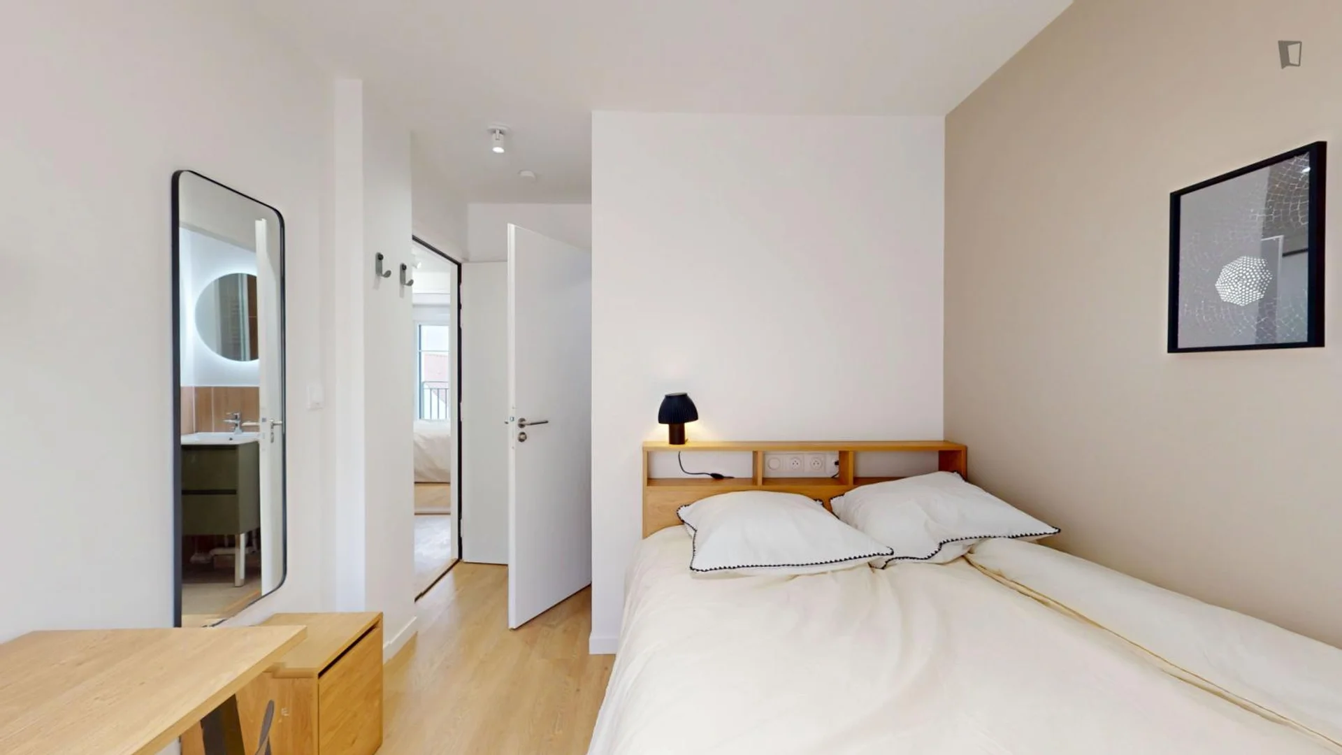 Chambre d'étudiant à avec espace d'étude et installations communes