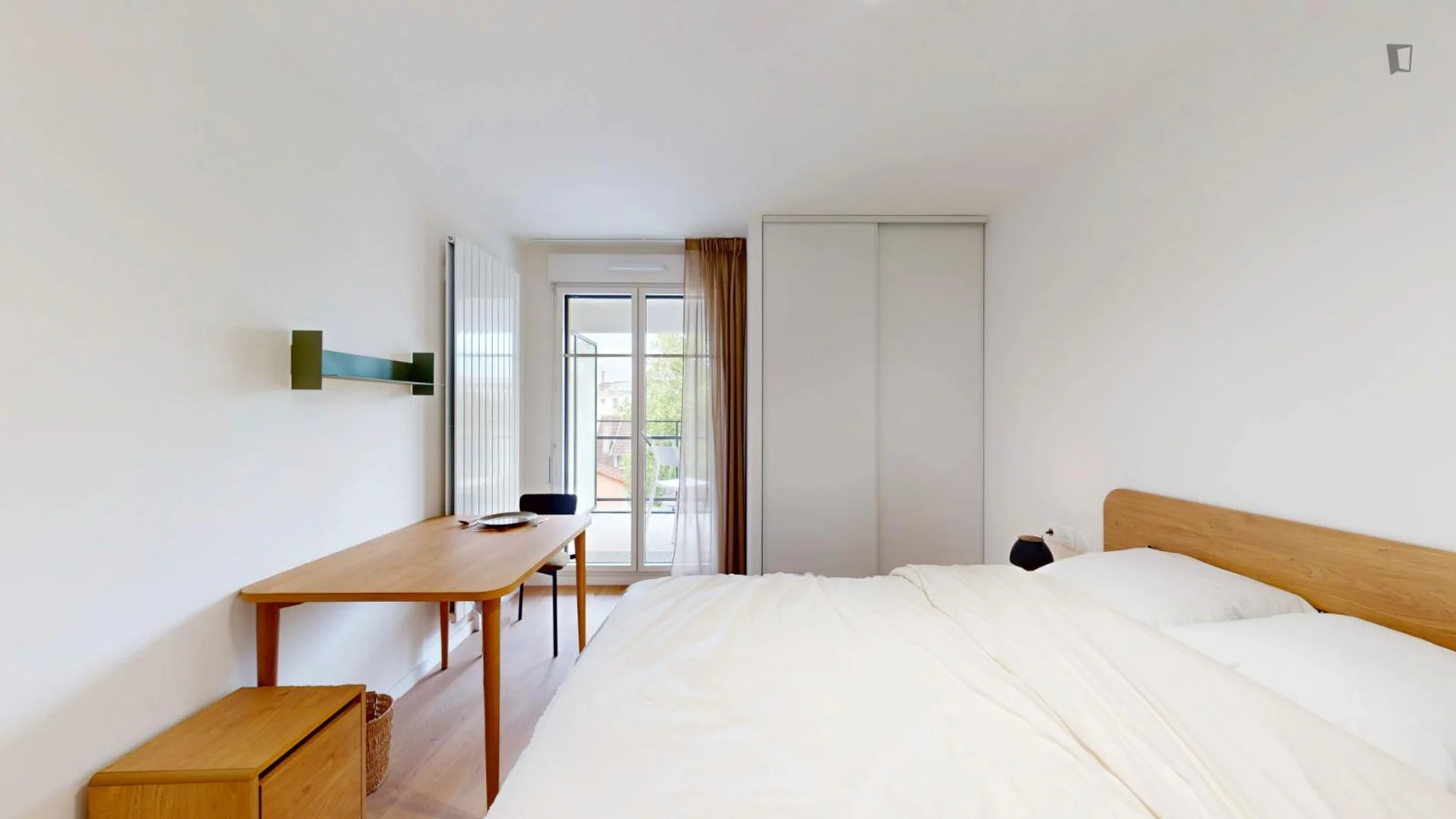 Chambre d'étudiant à  avec espace d'étude et installations communes