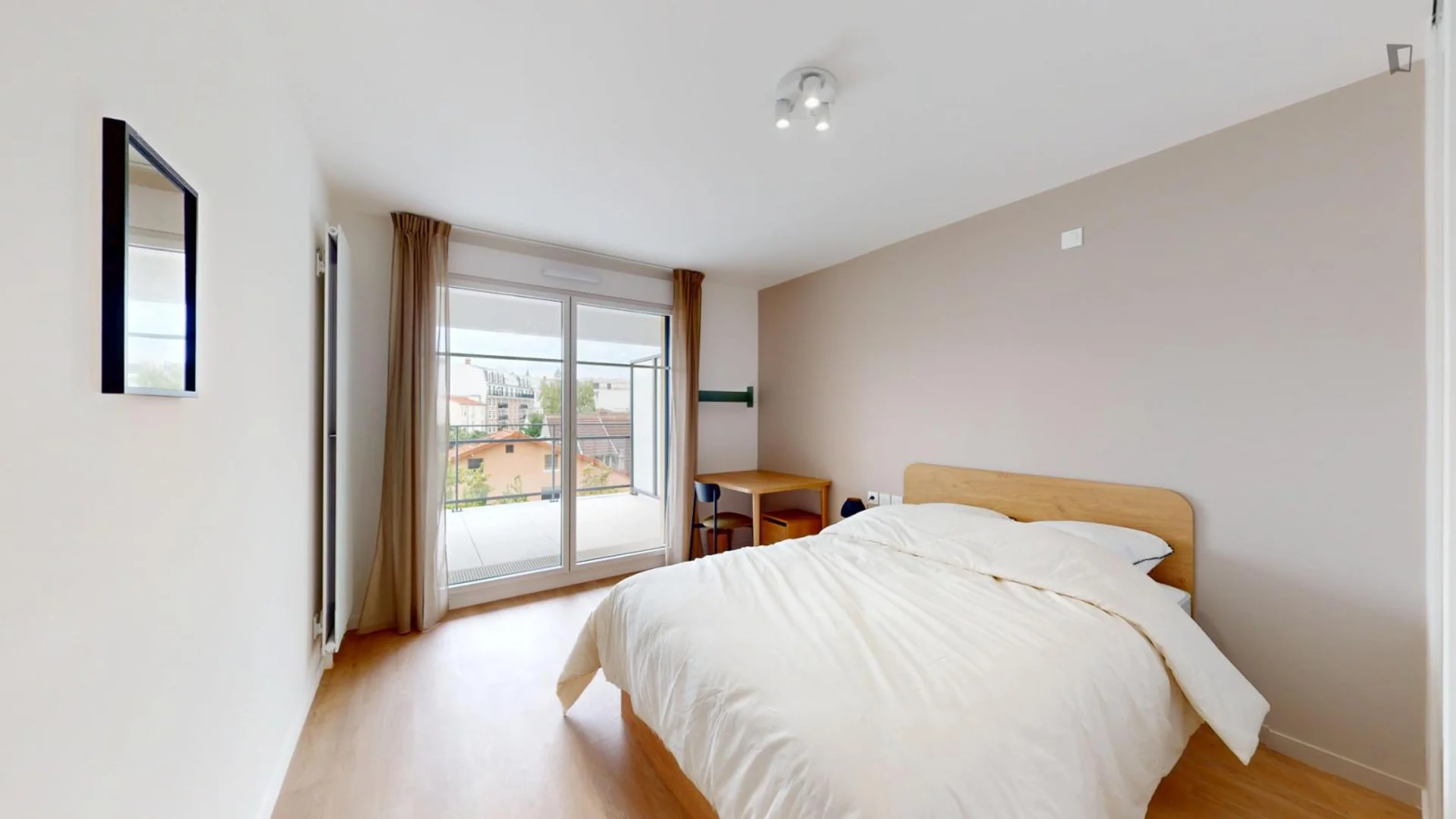 Chambre confortable pour étudiants disponible dans 