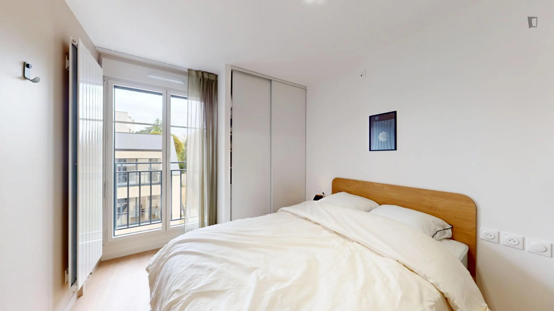 Chambre confortable pour étudiants disponible dans 