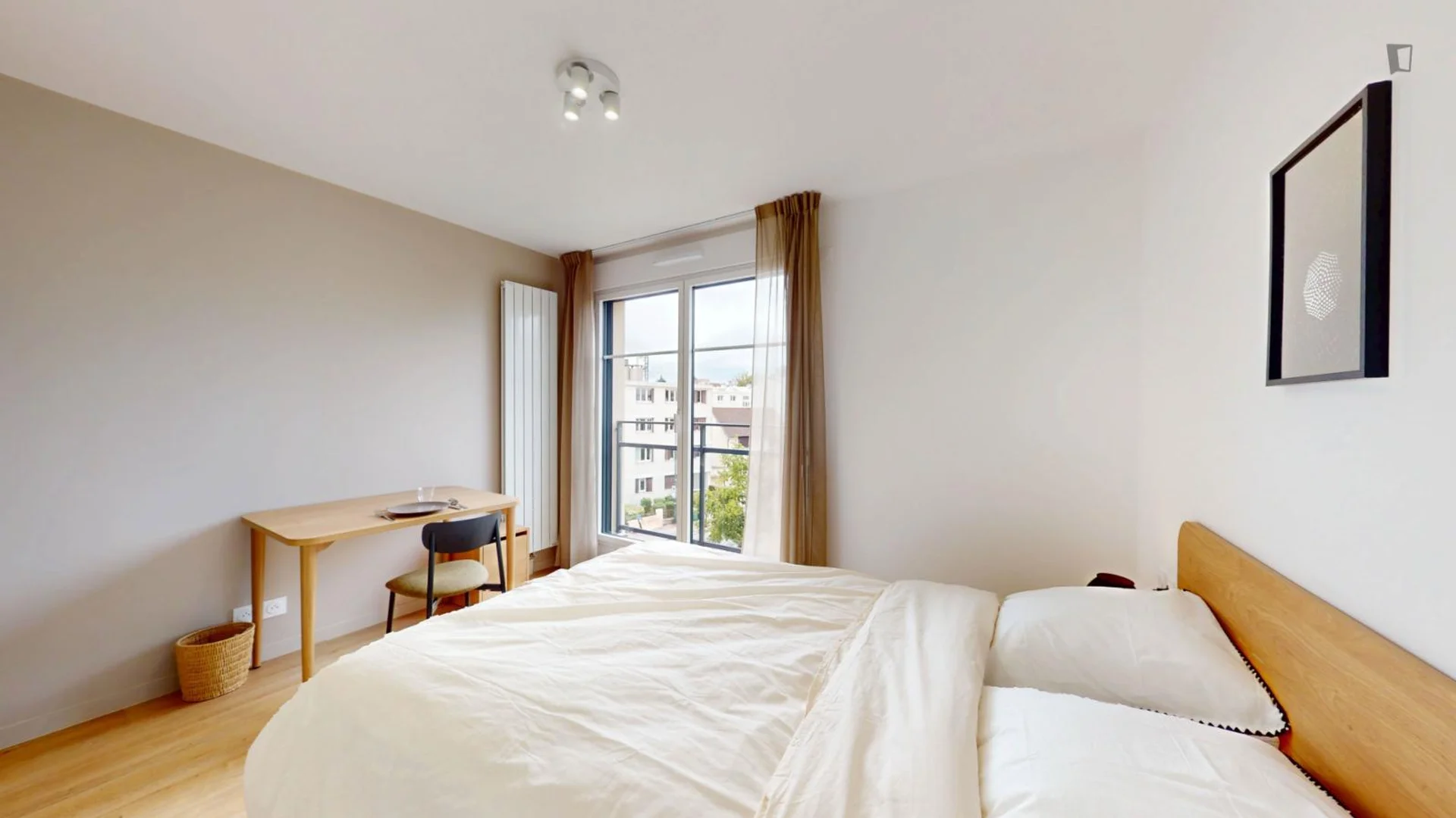 Chambre confortable pour étudiants disponible dans 