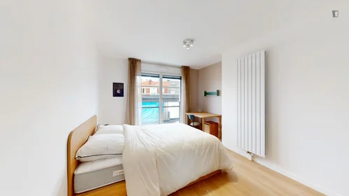 Chambre privée à Rue Hoche, image 1 de 23