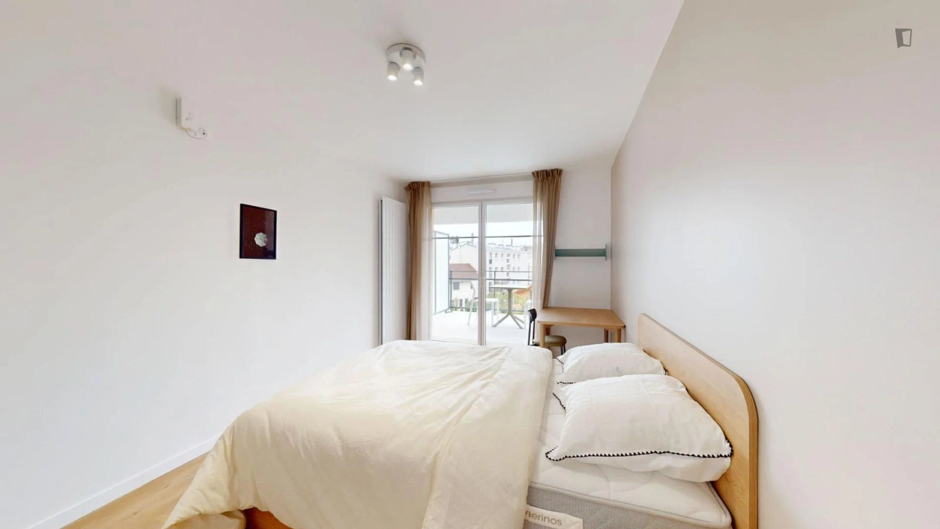 Chambre d'étudiant à  avec espace d'étude et installations communes