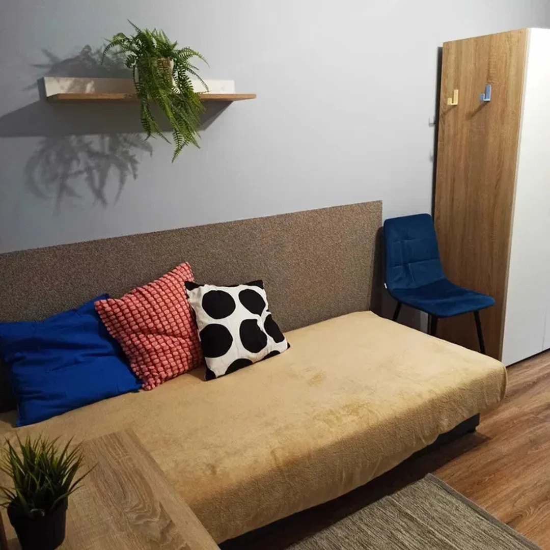 Habitación estudiantil funcional perfecta para estudiar en 