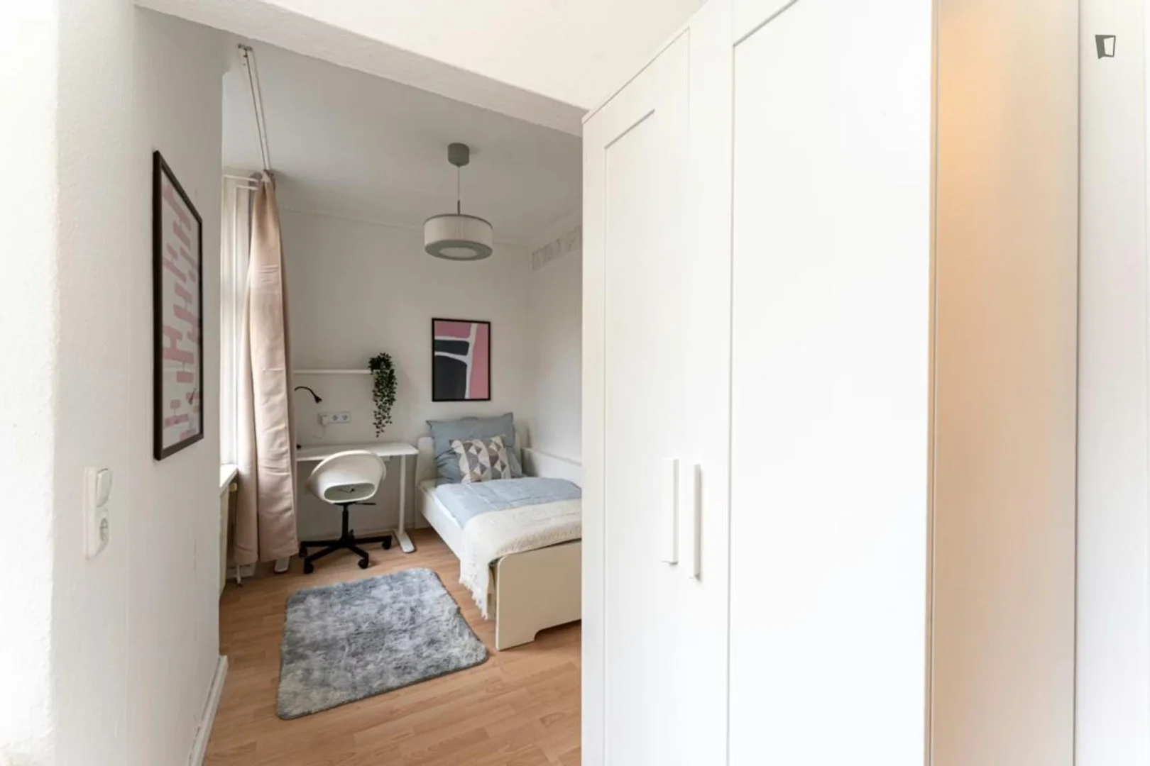 Habitación estudiantil luminosa y aireada con fácil acceso a la universidad en 