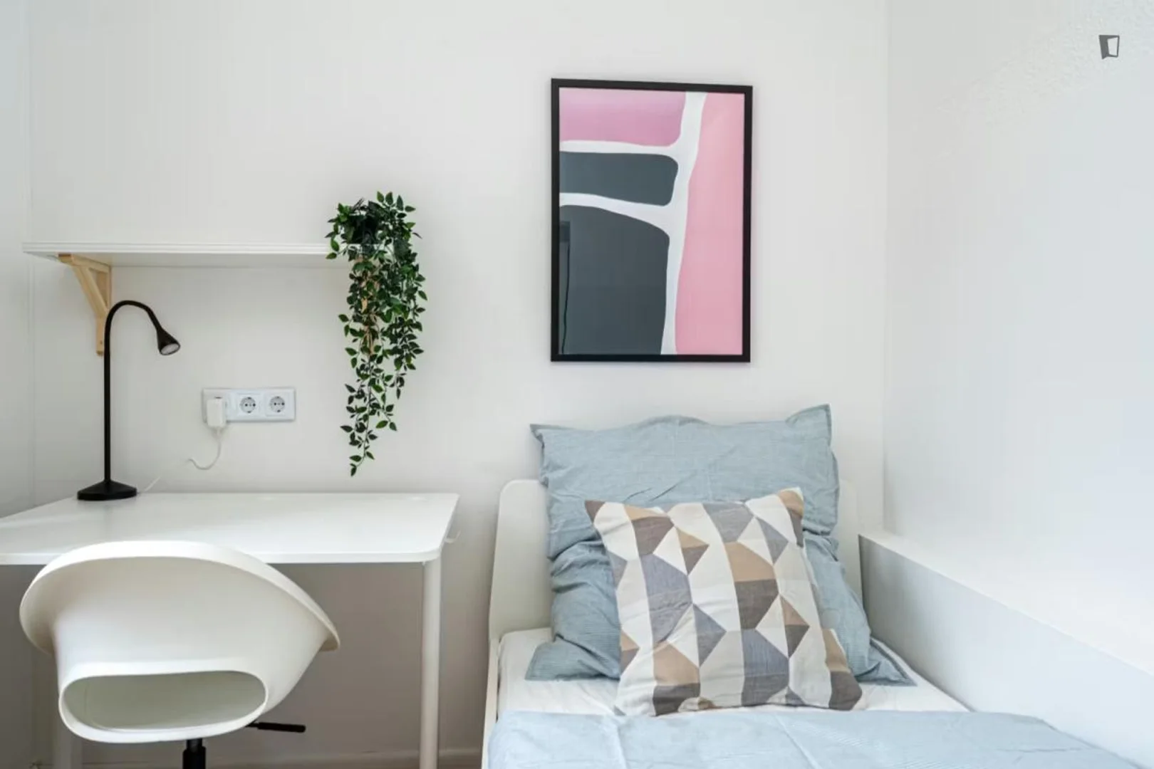 Habitación estudiantil funcional perfecta para estudiar en 