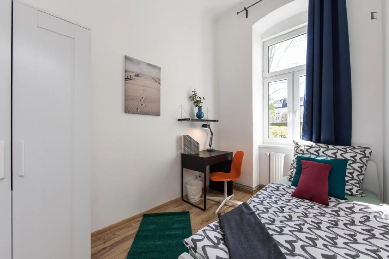 Habitación estudiantil luminosa y aireada con fácil acceso a la universidad en