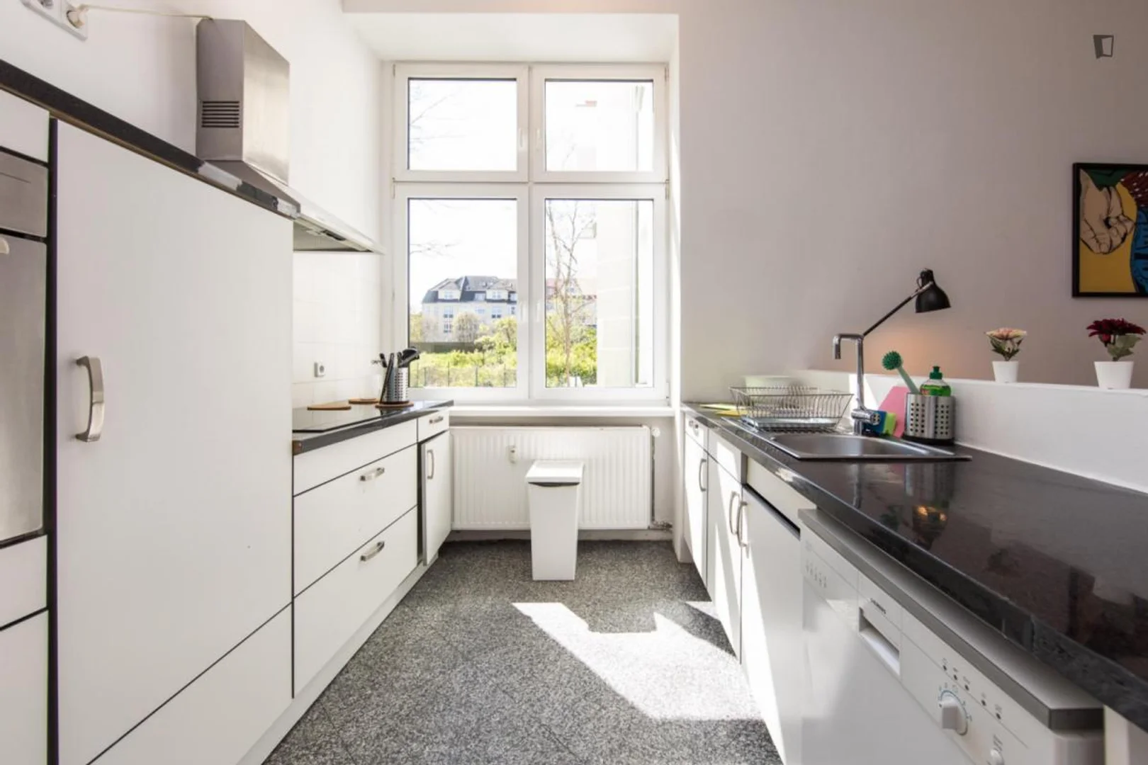 Habitación asequible para estudiantes con buena iluminación en