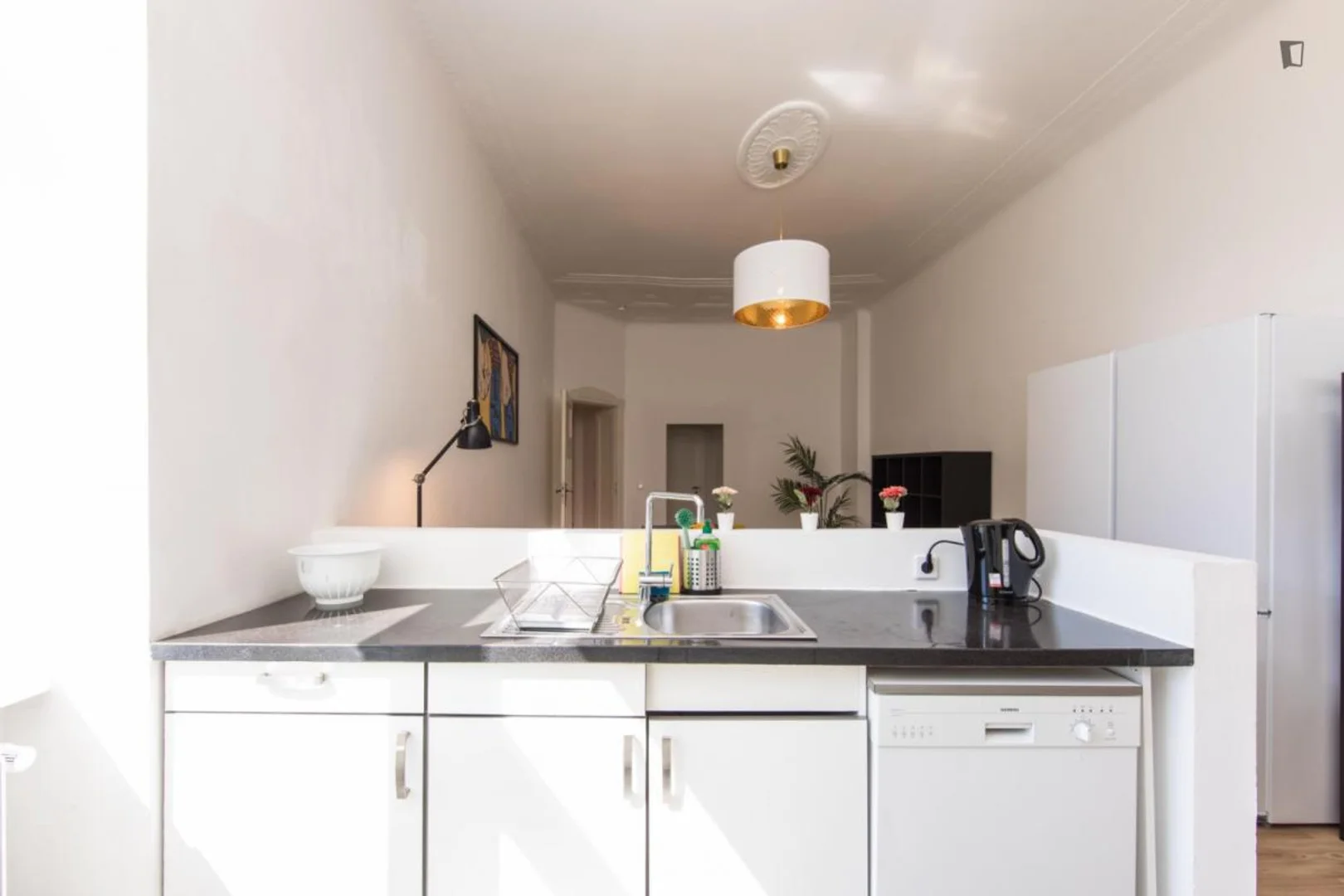 Habitación estudiantil amplia y cómoda en