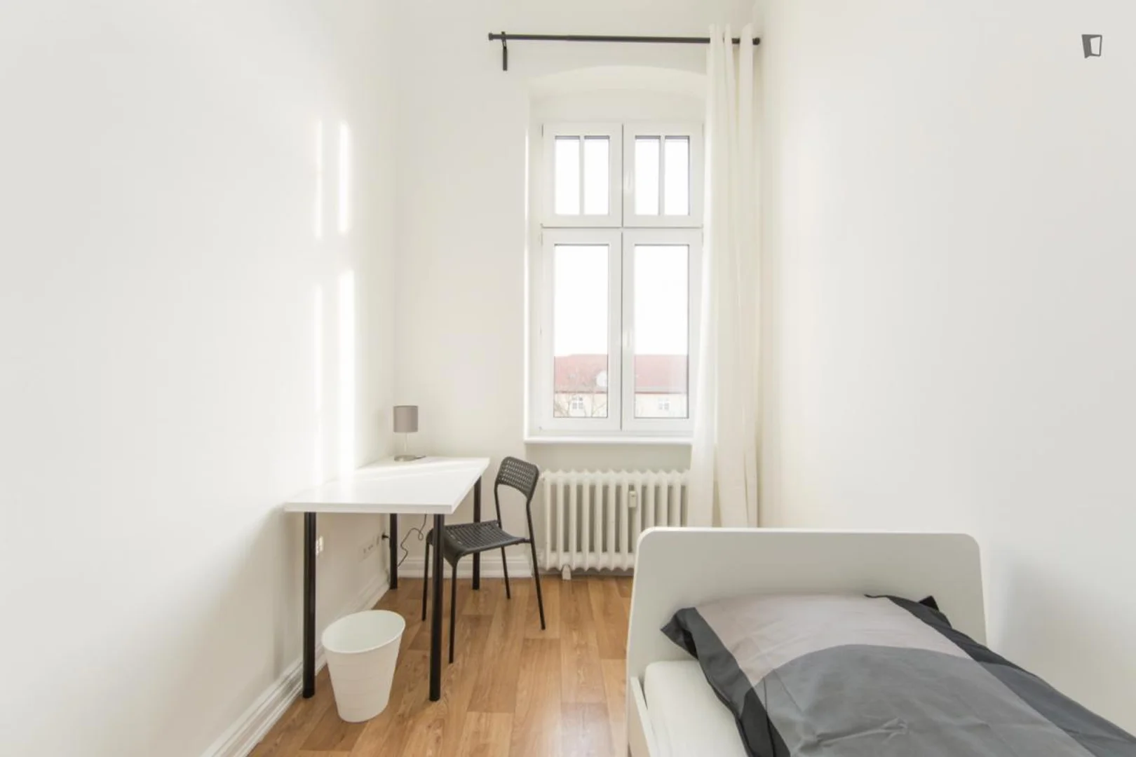 Habitación estudiantil luminosa y aireada con fácil acceso a la universidad en 